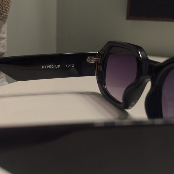 Quay Sunglasses - Picture 3 of 3